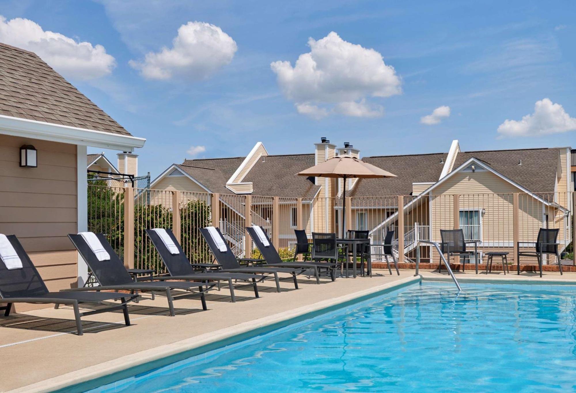 Sonesta Simply Suites Cleveland Airport Middleburg Heights Exteriör bild
